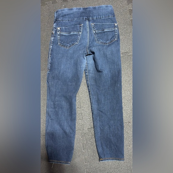 Women’s size 4 Rock & Republic Fever Pull-On Crop - Picture 2 of 5